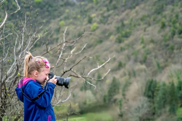 Menina fotografar natureza — Fotografia de Stock