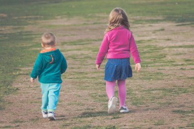 Birlikte yürüyüş kardeş