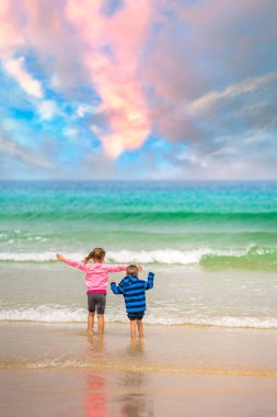 Çocuklar eğleniyor denizde