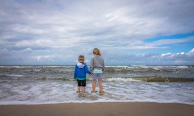 Deniz sularında duran çocuklar