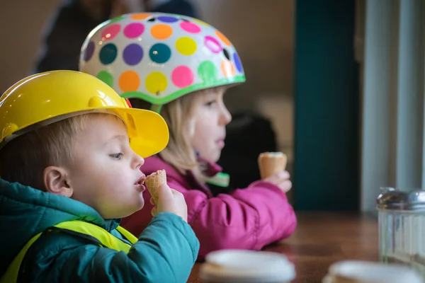 Hermano comiendo helados en un café —  Fotos de Stock