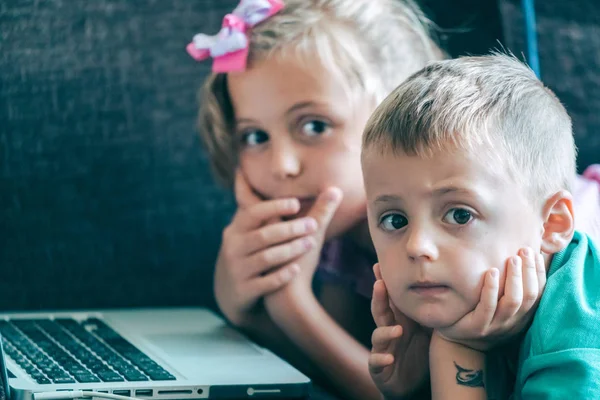 Kisgyerekek figyelte a karikatúrák egy laptop — Stock Fotó