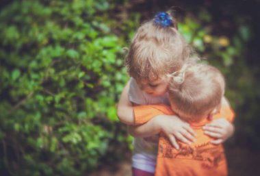 kardeş birbirlerine sarılma 