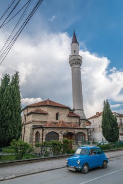 Ohri Camii önünde mavi araba