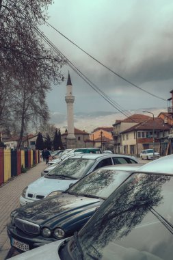 Ohri Camii önünde park edilmiş arabalar