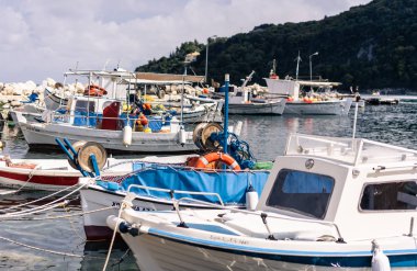 Keri plajı yakınındaki limanda tekneler