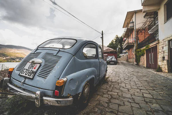 Mini voiture scarabée bleu dans la vieille ville d'Ohrid — Photo