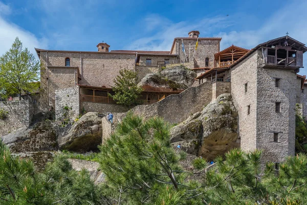 İnsanlar Büyük Meteoron'a merdiven çıkarıyor