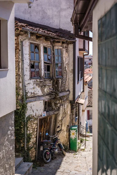Motorbike outside old home in Ohrid — Stock Photo, Image