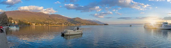 Panoramisch uitzicht over het meer van Ohrid — Stockfoto