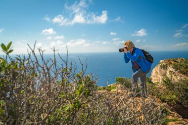 Naavagio Sahili ve Batık Koyu 'nda fotoğraf çeken turist