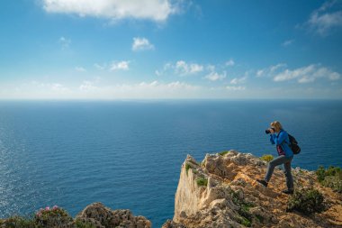 Naavagio Sahili ve Batık Koyu 'nda fotoğraf çeken turist
