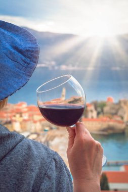 Beyaz kadın yaz aylarında kırmızı şarap içiyor