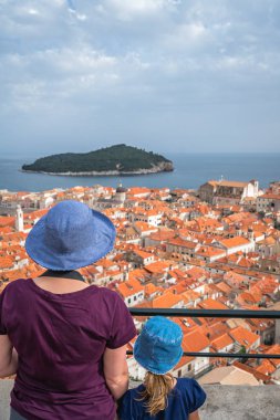 Anne ve kızı Dubrovnik Eski Kasabasına hayran.