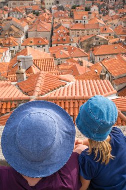 Anne ve kızı Dubrovnik Eski Kasabasına hayran.