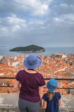 Anne ve kızı Dubrovnik Eski Kasabasına hayran.