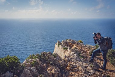 Naavagio Sahili ve Batık Koyu 'nda fotoğraf çeken turist