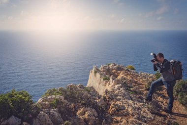 Naavagio Sahili ve Batık Koyu 'nda fotoğraf çeken turist