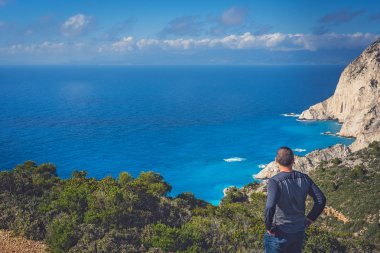 Navagio Plajı'nın üzerindeki bakış açısına hayran lık