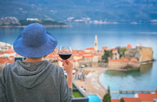 Kavkazská žena v létě pije červené víno — Stock fotografie