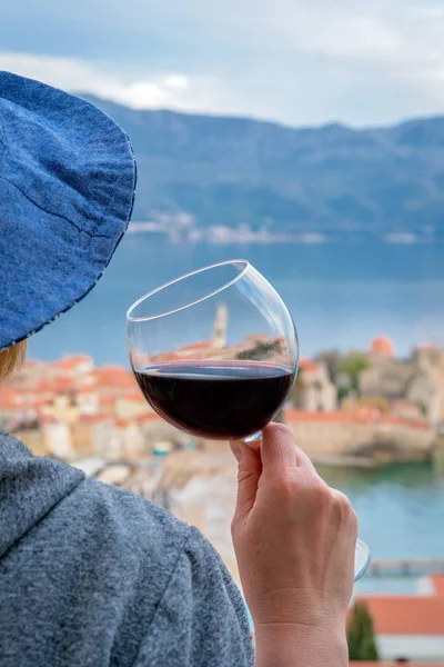 Καυκάσια γυναίκα πίνει κόκκινο κρασί το καλοκαίρι — Φωτογραφία Αρχείου