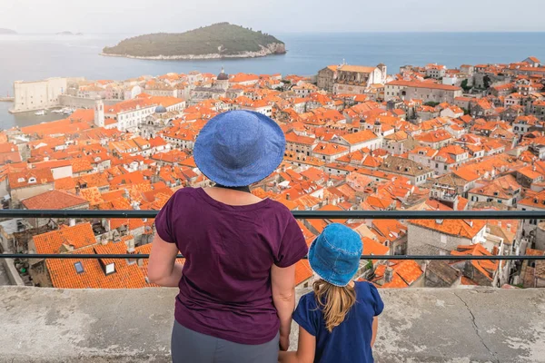 Matka a dcera obdivující Dubrovník Staré Město — Stock fotografie