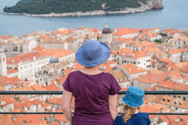Matka a dcera obdivují Dubrovník ze starých městských hradeb — Stock fotografie