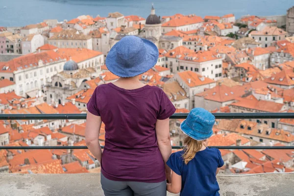 Matka a dcera obdivují Dubrovník ze starých městských hradeb — Stock fotografie