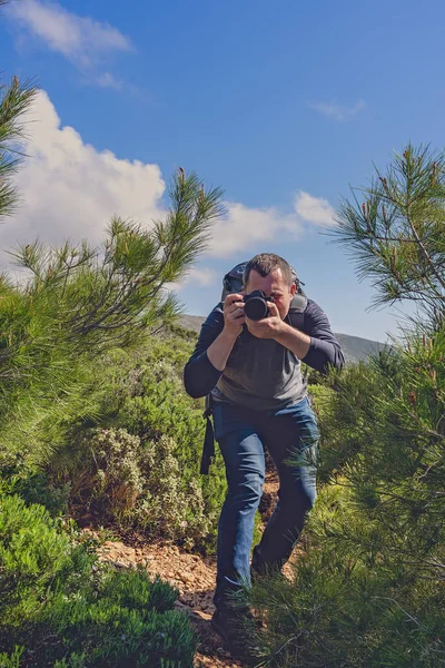 Vahşi doğada profesyonel vahşi yaşam fotoğrafçısı. — Stok fotoğraf