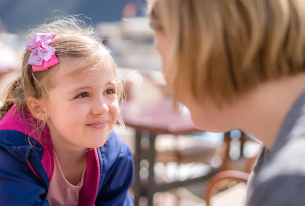 Tochter und Mutter sitzen im Restaurant — Stockfoto