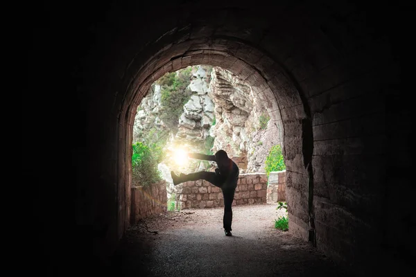 Ο άνθρωπος που εξασκείτε κινήσεις καράτε σε ένα τούνελ — Φωτογραφία Αρχείου