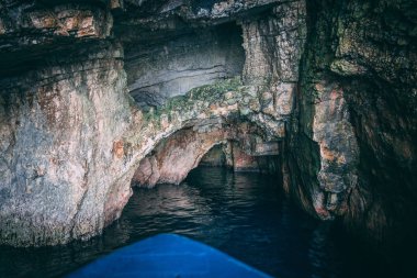 Mavi Mağaralar içinde Turist tekne