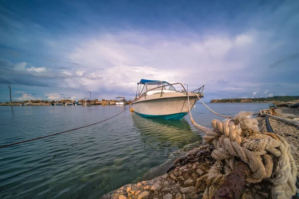 Bateau privé amarré dans le port en Grèce — Photo