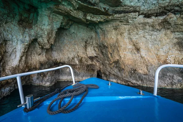 Frente de um barco turístico azul dentro de cavernas azuis — Fotografia de Stock