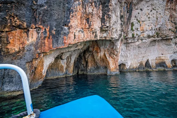 Barco turístico rumbo a las Cuevas Azules — Foto de Stock