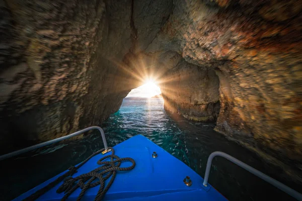 Barco turístico navegando dentro de las Cuevas Azules — Foto de Stock