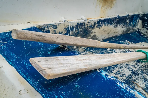 Remos de madera en viejo bote de remos —  Fotos de Stock