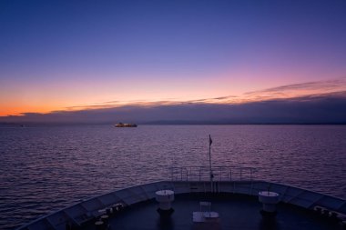 Şafakta yelken büyük bir yolcu feribot ön