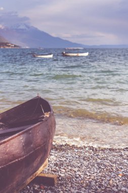 Ohri Gölü kıyısındaki eski ahşap tekne.