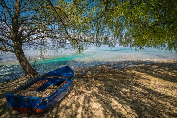 Barco azul en la orilla del lago Ohrid —  Fotos de Stock