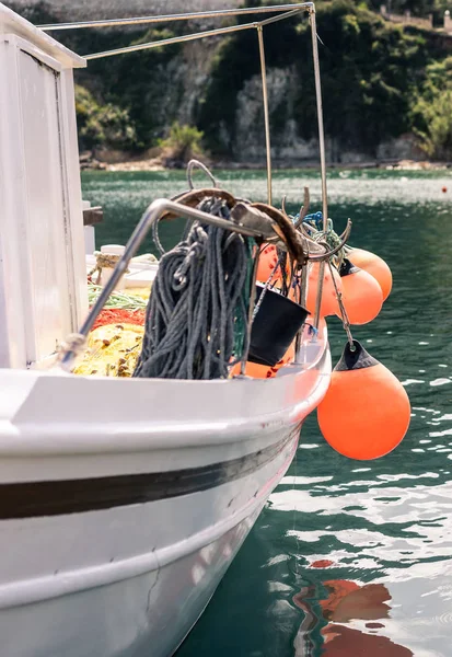 Boyas naranjas colgando de un lado de un barco —  Fotos de Stock
