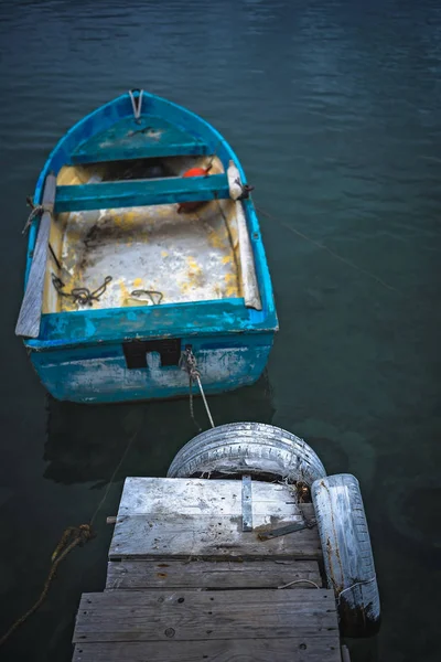 Petit bateau de pêcheur à rames en bois bleu — Photo