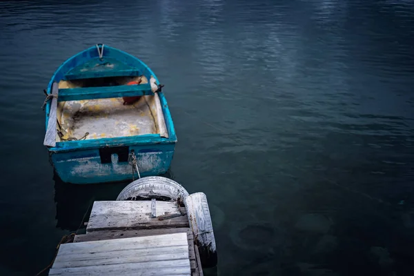 Petit bateau de pêcheur à rames en bois bleu — Photo