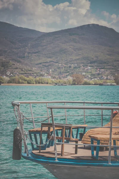Небольшой пассажирский паром на озере Охрид — стоковое фото