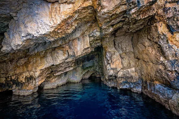 Бірюзова вода всередині синіх печер — стокове фото
