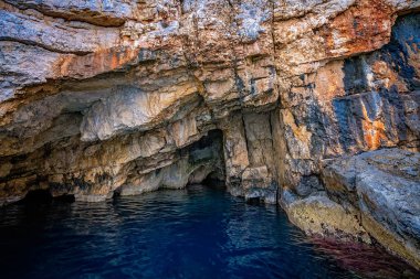Mavi Mağaralar içinde turkuaz su