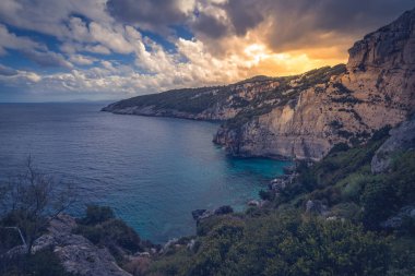 Skinari Burnu yakınlarındaki uçurumların manzarası