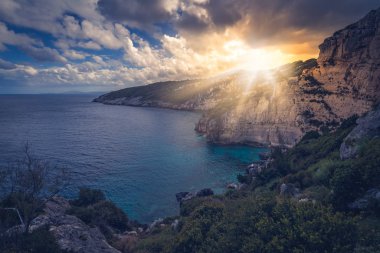 Skinari Burnu yakınlarındaki uçurumların manzarası