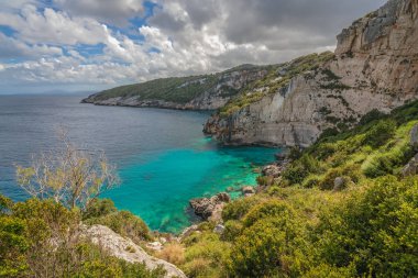 Skinari Burnu yakınlarındaki uçurumların manzarası 