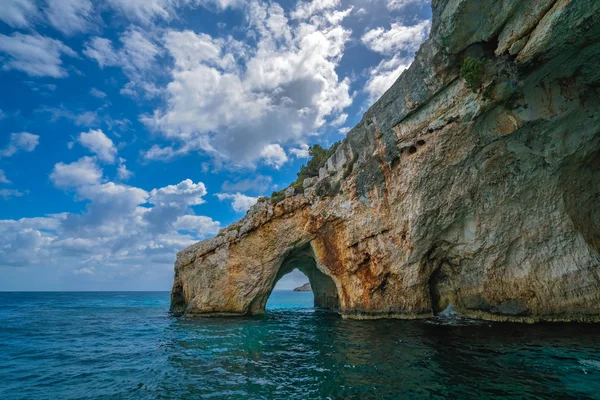 Entrada de arco de piedra a una de las Cuevas Azules — Foto de Stock